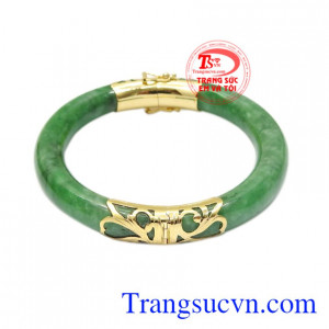 Vòng ngọc bọc vàng thịnh vượng là sự kết hợp giữa ngọc cẩm thạch thiên nhiên và vàng tây 14k mang lại sự tinh xảo và sắc nét trong từng chi tiết.