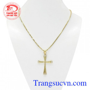 Bộ mặt dây thánh giá vàng màu là sự kết hợp của mặt dây vàng 18k và dây chuyền Italy chất lượng.