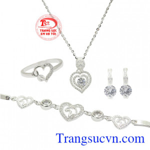 Sản phẩm chế tác từ chất liệu bạc 92.5 bền đẹp và an toàn với người sử dụng. Bộ trang sức bạc trái tim