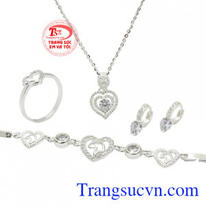 Bộ trang sức bạc trái tim tinh tế phù hợp làm quà tặng cho phái đẹp.