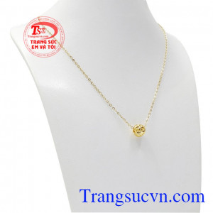 Bộ trang sức charm vàng tài lộc được chế tác từ vàng tây 10k bền đẹp, sáng bóng. 
