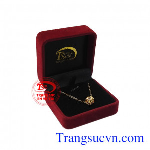 Bộ trang sức charm vàng tài lộc là món quà ý nghĩa dành tặng cho người phụ nữ của bạn.