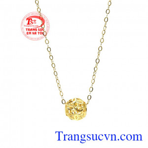 Thiết kế đơn giản nhưng mang nét nữ tính giúp cho phái đẹp càng thêm xinh đẹp hơn. Bộ trang sức charm vàng tài lộc