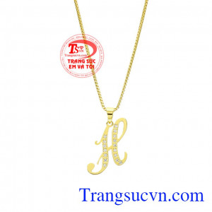 Sản phẩm dễ dàng kết hợp cùng nhiều kiểu trang phục. Bộ trang sức chữ H phong cách
