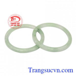 Cặp vòng ngọc cẩm thạch đặc biệt được chế tác sáng bóng, bắt mắt.