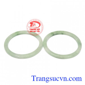 Sản phẩm có thể bọc thêm vàng tăng phần quý phái và sang trọng cho người đeo.