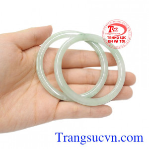 Vòng ngọc cẩm thạch thích hợp đeo khi mặc áo dài, những bộ đầm kiêu sa.