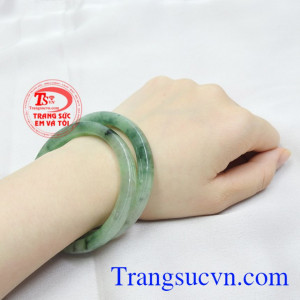 Cặp vòng tay ngọc chất lượng.