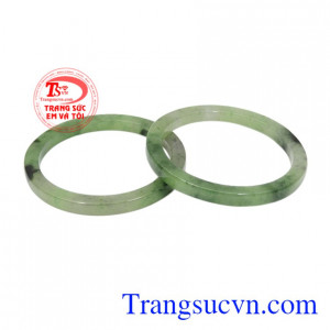 Cặp vòng tay ngọc được chế tác từ ngọc cẩm thạch thiên nhiên.