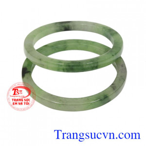 Ngọc cẩm thạch được rất nhiều khách hàng yêu thích bởi vừa có tác dụng trong phong thủy, vừa có tác dụng với sức khỏe người dùng.