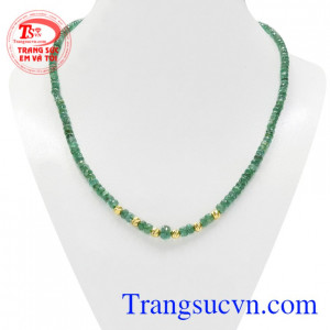 Chuỗi cổ Emerald bi vàng mang đến may mắn và bình an đến cho người đeo.