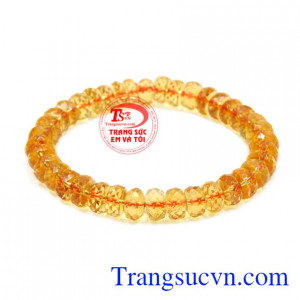 Chuỗi hạt thạch anh vàng đẹp được chế tác công phu, tạo độ bắt sáng cho sản phẩm.