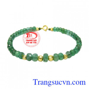 Chuỗi tay Emerald bi vàng được chế tác tỉ mỉ từ đá Emerald thiên nhiên.