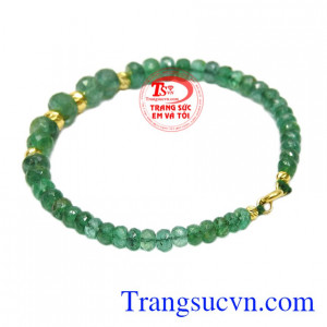 Đặc biệt, Emerald được xem là viên đá hộ mệnh cho những người mệnh Mộc và Hỏa.