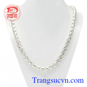 Dây chuyền bạc bản lĩnh phái mạnh được chế tác tinh xảo, hợp thời trang.