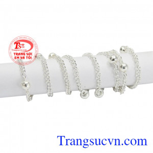 Thiết kế đơn giản nhưng vô cùng đáng yêu phù hợp với các bạn gái. Dây chuyền bạc nhỏ xinh