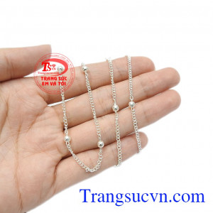 Với những viên bi tròn tạo điểm nhấn giúp cho người dùng càng thêm phần dễ thương hơn. Dây chuyền bạc nhỏ xinh