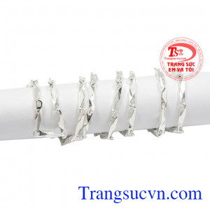 Sản phẩm phù hợp với nhiều độ tuổi. Dây chuyền bạc nữ cá tính