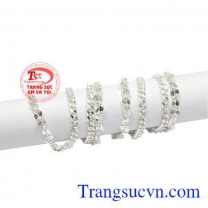 Thiết kế làm nổi bật nét nữ tính, duyên dáng của phái đẹp. Dây chuyền bạc nữ dễ thương