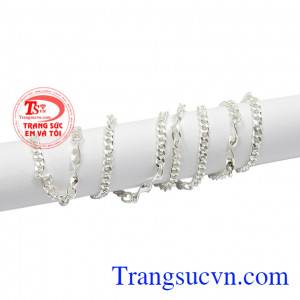 Dây chuyền bạc nữ duyên dáng thích hợp làm quà tặng cho người bạn yêu thương.