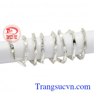 Sản phẩm chế tác tinh tế tạo điểm nhấn giúp người đeo trở nên thu hút hơn. Dây chuyền bạc nữ nổi bật