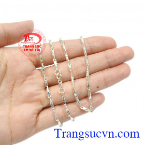 Để thay đổi phong cách, bạn cũng có thể kết hợp cùng mặt dây chuyền bạc. Dây chuyền bạc nữ nổi bật