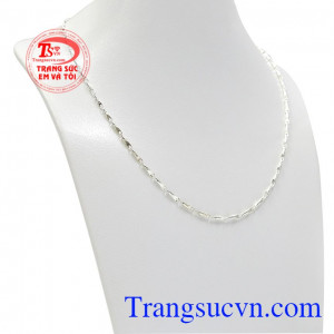 Dây chuyền bạc nữ nổi bật với phong cách cá tính. 