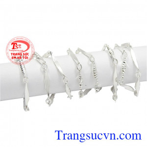 Những chi tiết được kết hợp với nhau cách hài hòa giúp chiếc dây chuyền trở nên cuốn hút hơn. Dây chuyền bạc nữ tiểu thư