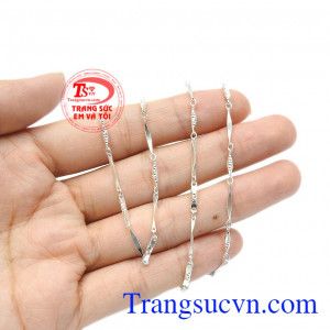 Chế tác với công nghệ hiện đại mang tới cho người dùng sản phẩm hoàn mỹ. Dây chuyền bạc nữ tiểu thư