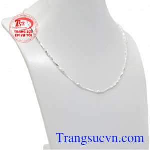 Dây chuyền bạc nữ tiểu thư vừa kiêu kỳ vừa lộng lẫy. 