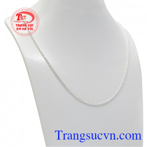 Dây chuyền bạc quyến rũ được chế tác theo công nghệ hiện đại mang đến một sản phẩm hoàn hảo. 
