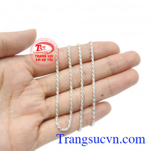 Người dùng có thể kết hợp cùng mặt dây để thay đổi phong cách. Dây chuyền bạc quyến rũ