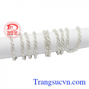 Thiết kế trang nhã, các chi tiết được kết nối với nhau cách tinh tế khiến cho chiếc dây chuyền thêm sức hút và tỏa sáng. Dây chuyền bạc quyến rũ