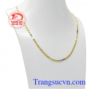 Dây chuyền nam thời trang vàng tây với kết hợp vàng trắng và vàng màu tạo nên sản phẩm phong cách và nổi bật. 