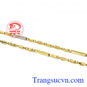 Sản phẩm phù hợp với nhiều độ tuổi giúp người dùng thể hiện cá tính. Dây chuyền nam vàng hào hoa