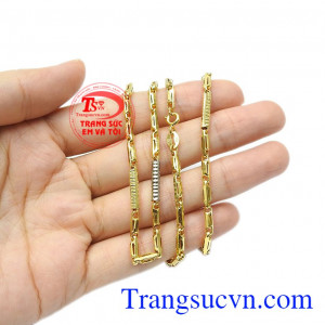 Dây chuyền nam vàng hào hoa có thể kết hợp cùng mặt dây để tạo thêm điểm nhấn cho trang phục của phái mạnh. 