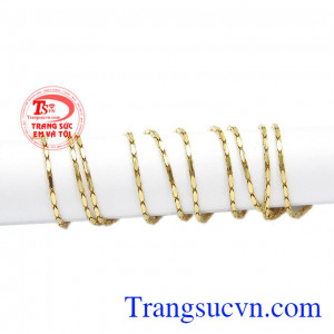 Đây là chiếc dây chuyền giúp phái nữ càng thêm yêu kiều và xinh xắn hơn. Dây chuyền vàng nữ trang nhã