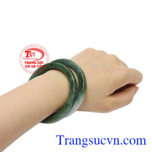 Người ta tin rằng, đeo vòng ngọc giúp cải thiện sức khỏe, thúc đẩy lưu thông máu không chỉ vậy đeo vòng ngọc giúp xua đuổi tà ma mang đến điềm lành.