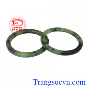 Đôi vòng tay ngọc cẩm thạch là món quà ý nghĩa dành tặng đến người bà, người mẹ vào dịp đặc biệt.