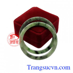 Bởi vòng cẩm thạch vừa có giá trị vừa mang lại may mắn, tiền tài cho người đeo.