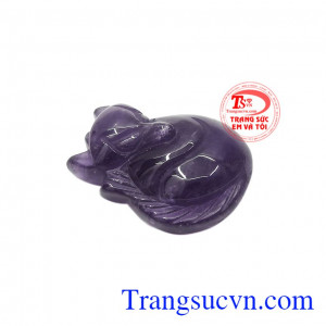 Hồ ly thạch anh tím hợp mệnh được chạm khắc từ thạch anh tím thiên nhiên. 