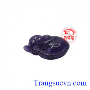 Chính vì vậy mà các chị em thường sử dụng những sản phẩm mang hình hồ ly để cầu may mắn trong tình duyên và giao tiếp khéo léo hơn. Hồ ly thạch anh tím hợp mệnh