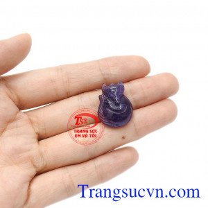 Trong phong thủy, hồ ly được biết tới là loài thông minh và khôn khéo. Hồ ly thạch anh tím hợp mệnh