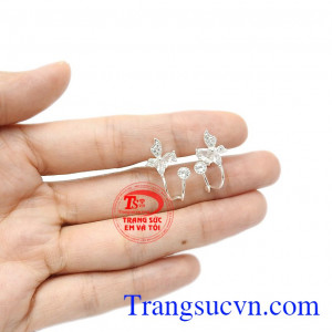 Đôi hoa tai sáng lấp lánh tạo điểm nhấn cho bạn gái thêm xinh đẹp. Hoa tai bạc phong cách
