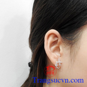 Hoa tai bạc phong cách thời trang mới.