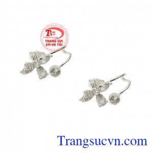 Sản phẩm phù hợp làm quà tặng cho phái đẹp trong những dịp đặc biệt. Hoa tai bạc phong cách
