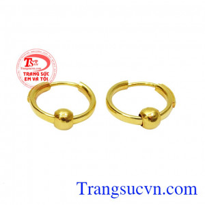 Hoa tai nhỏ dễ thương được thiết kế với phong cách đơn giản mang đến vẻ tươi trẻ và tinh nghịch. 