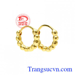 Hoa tai vàng màu xinh xắn được chế tác độc đáo từ vàng 18k chất lượng.