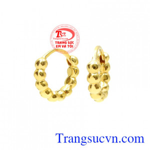 Hoa tai vàng tròn là mẫu hoa tai được nhiều người yêu thích.