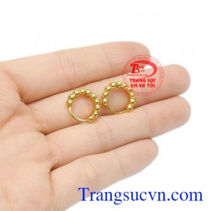 Hoa tai vàng màu xinh xắn trẻ trung và hiện đại.
